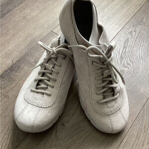 Dansko women’s size 40 equal to size 9.5